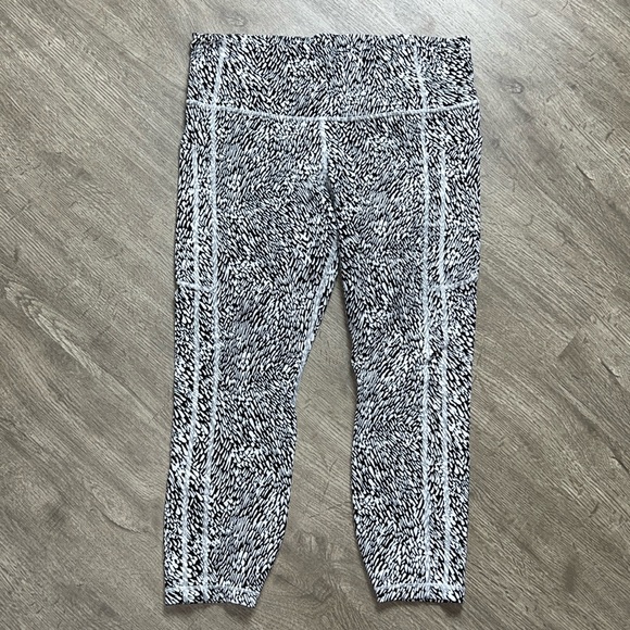 Athleta Ultimate Stash Textured 7/8 Tight Leggings - Picture 4 of 11